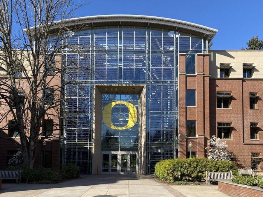 Dost dostini emizishga majbur qildi.